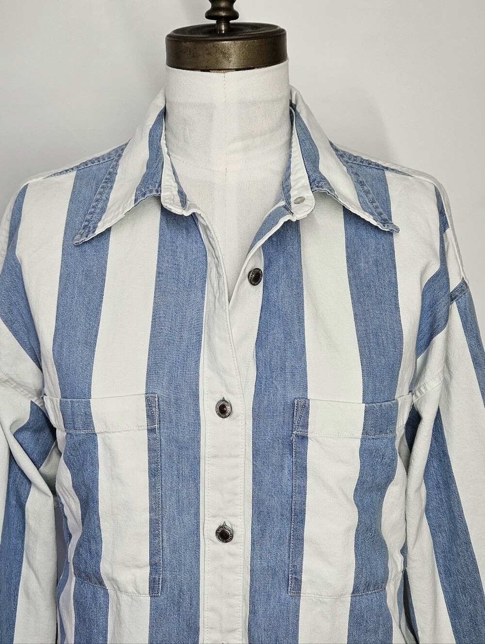 🛑SOLD🛑 Levi’s Size M SilverTab Vertical Stripe Denim Shirt Medium Blue White - Picture 4 of 7